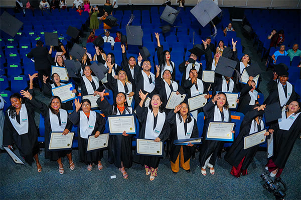 Entrega de títulos en Ecuador